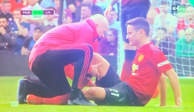 Herrera rời sân vì chấn thương, nhưng đó chưa phải tất cả khó khăn dành cho Man Utd.