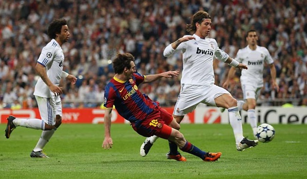 Sút chân phải không tốt nhưng Messi vẫn ghi đến 85 bàn bằng bộ phận này. Bàn thắng nổi tiếng vào lưới Real Madrid năm 2011, giúp Barca vào chung kết Champions League.