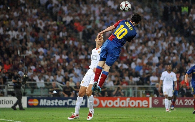 Messi đã ghi 22 bàn thắng bằng không chiến. Chắc hẳn chúng ta vẫn còn nhớ pha lập công chứng tỏ tầm vóc của anh so với Rio Ferdinand.