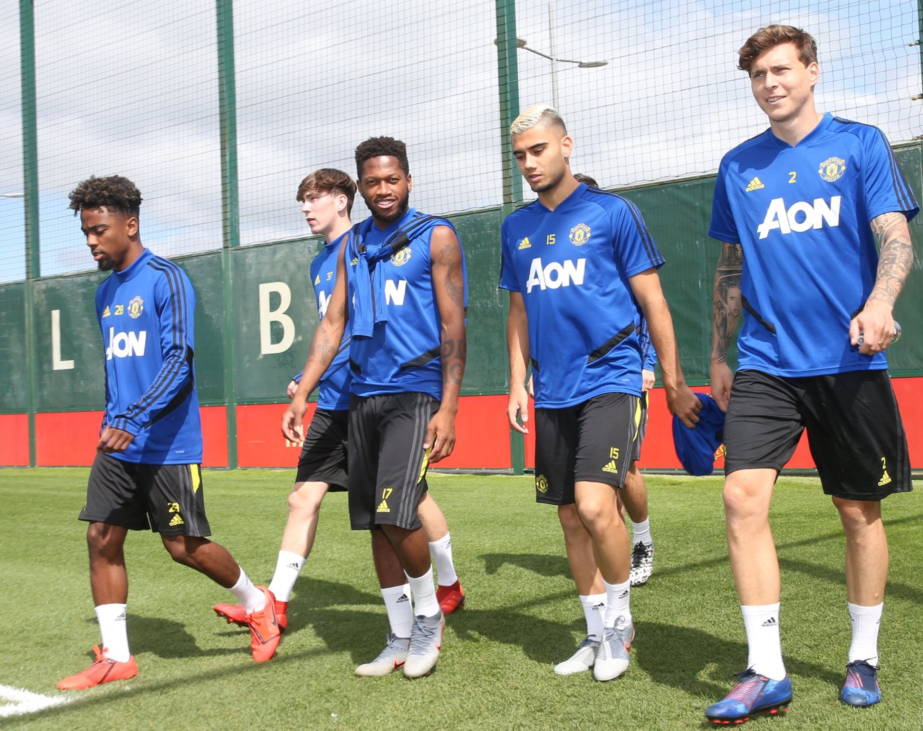 Các cầu thủ Man Utd ra sân tập với trang phục màu xanh, có thể thấy họ rất thoải mái ở giai đoạn đầu mùa.