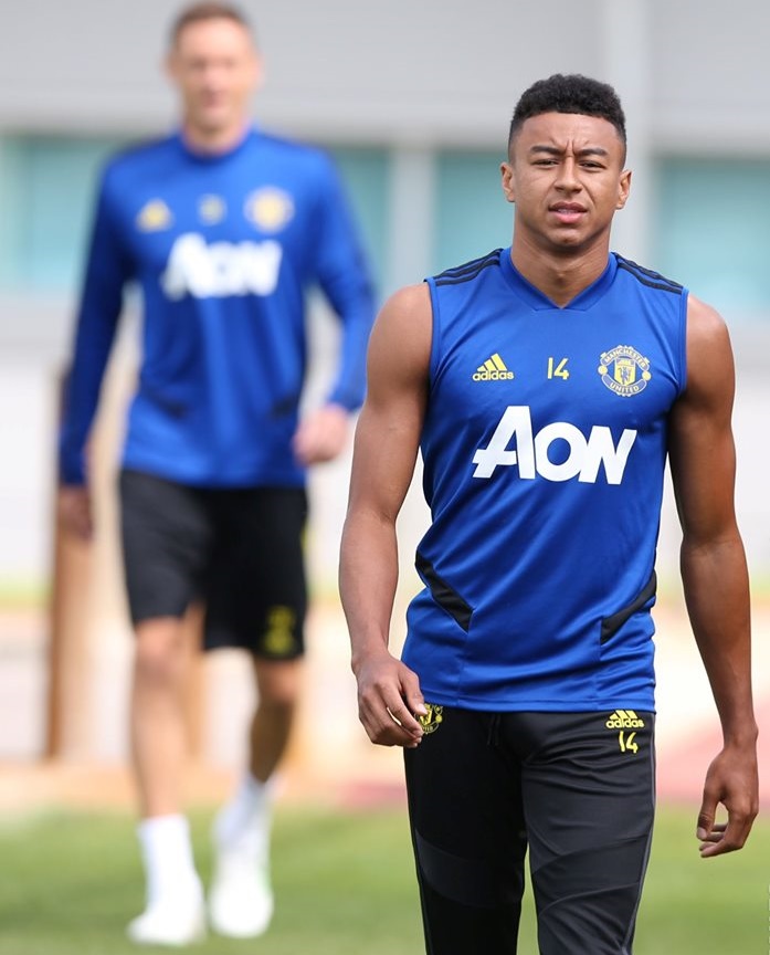 Jesse Lingard đi trước, phía xa là Nemanja Matic.