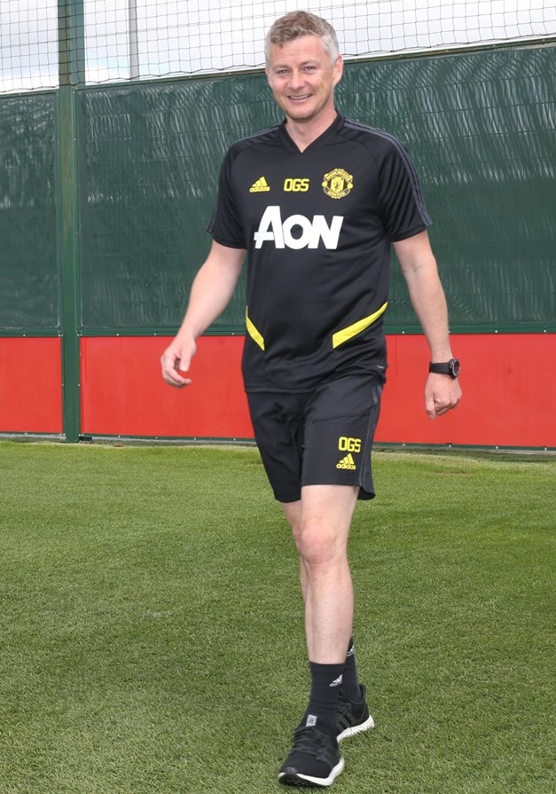HLV Ole Gunnar Solskjaer rất vui vẻ xuất hiện.