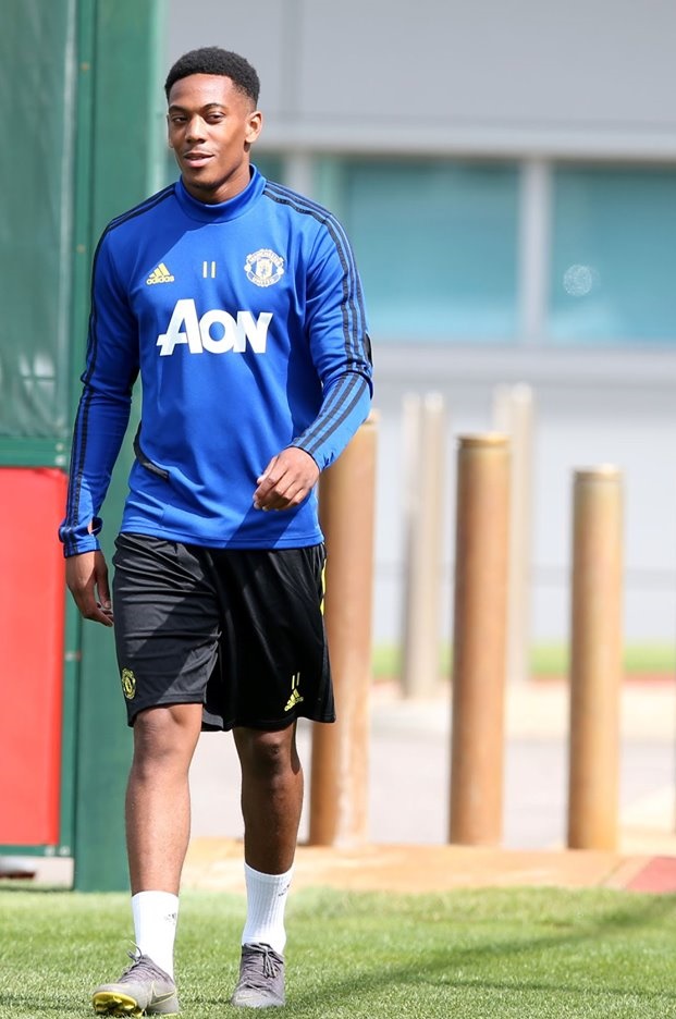 Tiền đạo Anthony Martial có vẻ hạnh phúc với nụ cười hé, điều anh ít khi thể hiện.