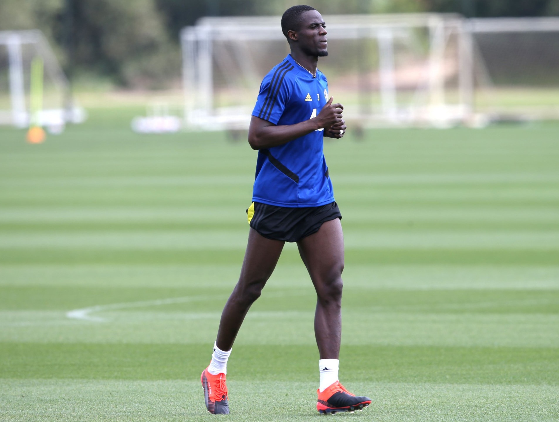 Eric Bailly dường như cô đơn với bài tập của riêng anh.