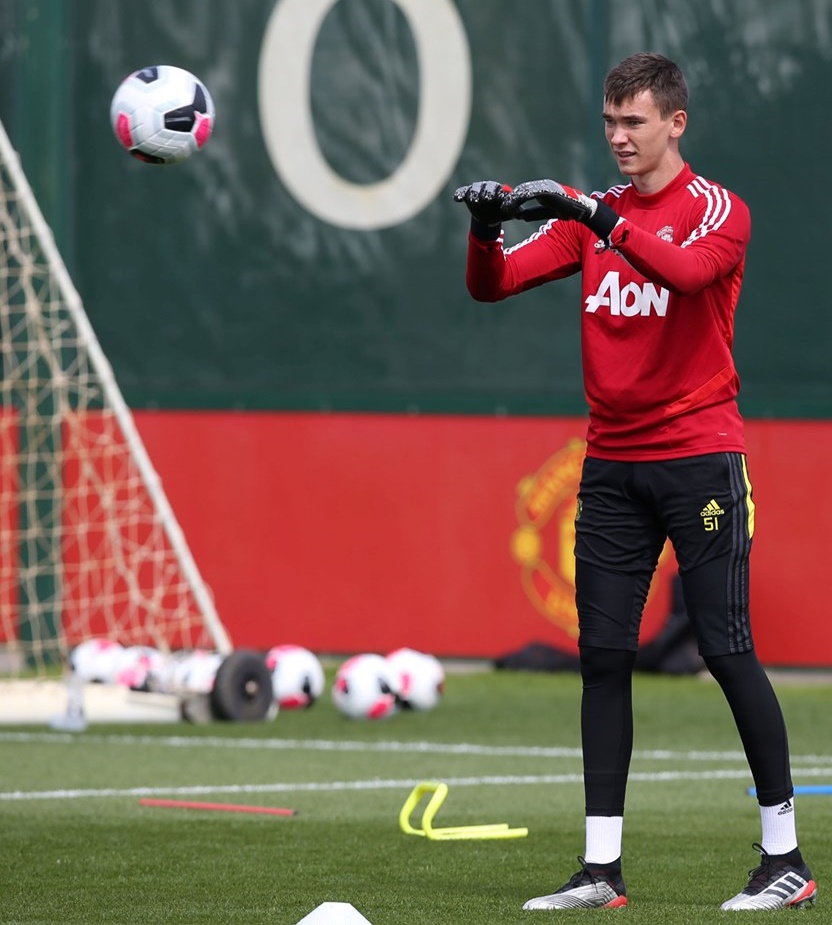 Nhân vật bí ẩn trên sân tập của Man Utd, có lẽ NHM sẽ nghĩ đây là một tân binh? Đó là Matej Kovar - sự thay thế cho Sergio Romero tạm thời. Đây là bản hợp đồng của Man Utd vào tháng 1 năm ngoái, cùng thời điểm họ ra mắt Alexis Sanchez, nhưng thủ môn người CH Séc (sinh năm 2000) chưa bao giờ có cơ hội ra mắt đội một Quỷ đỏ.