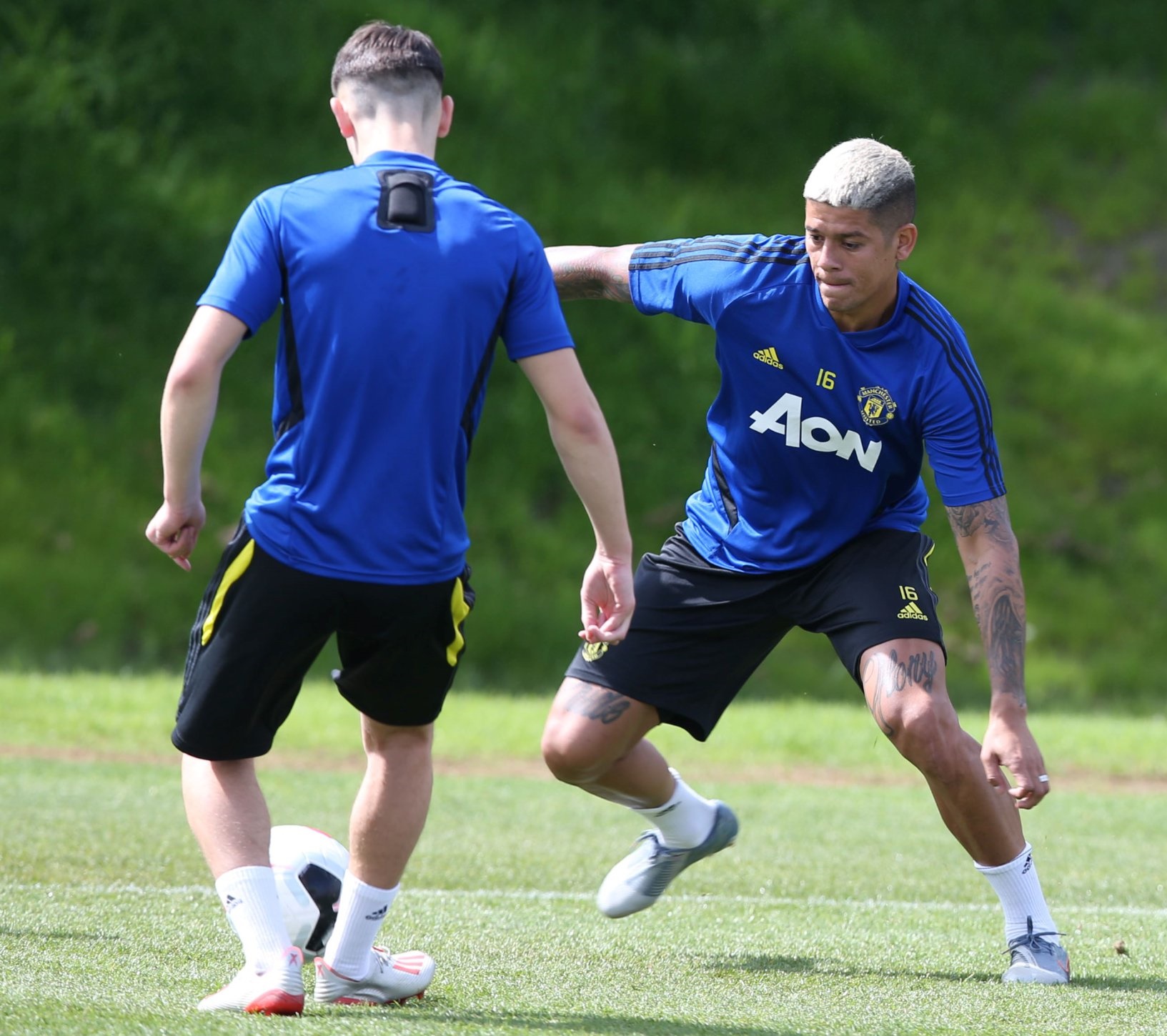Marcos Rojo nhuộm trắng mái tóc và có vẻ rất sung sức.
