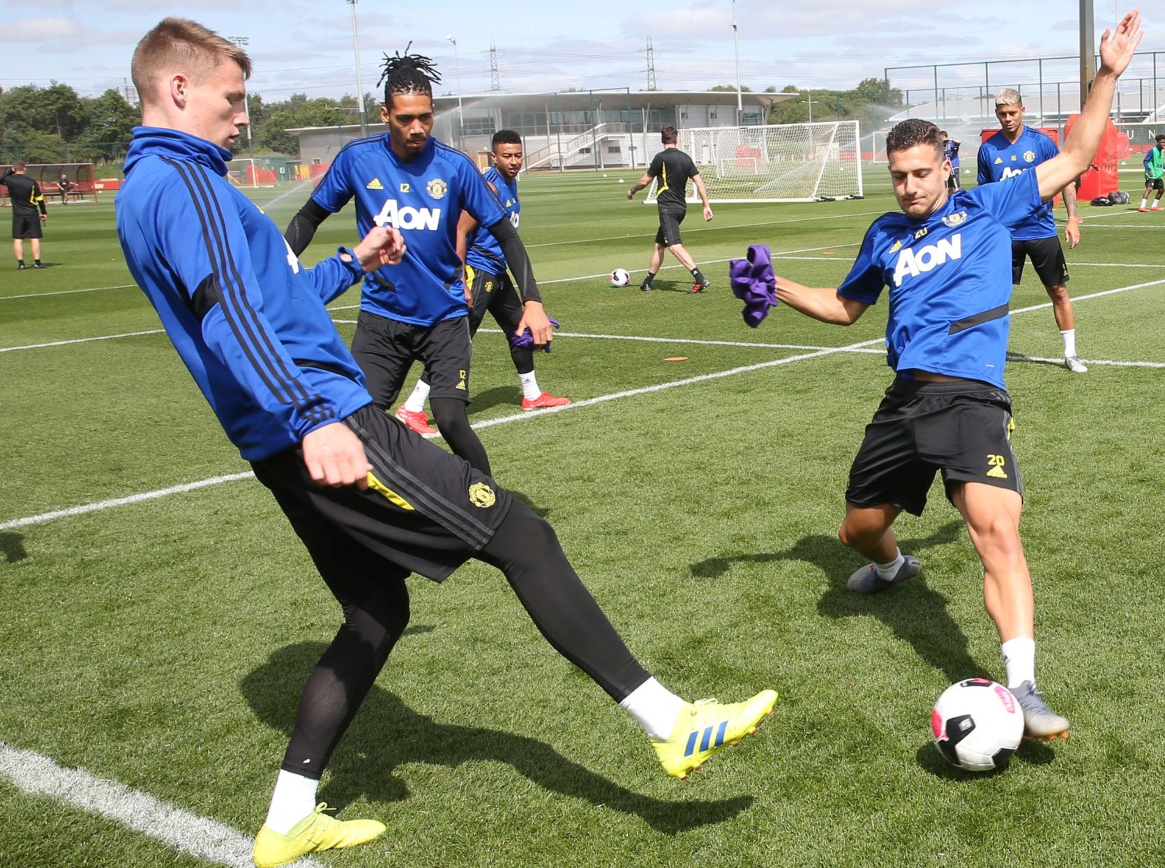 Scott McTominay và Diogo Dalot tranh bóng. Bên ngoài là Chris Smalling và một vài cầu thủ khác.