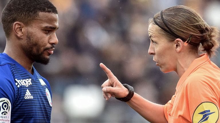 Frappart trong trận đấu cô làm trọng tài ở Ligue 1 mùa trước.