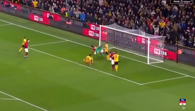 Smalling không phá bóng dứt khoát và việc để thua trong khu vực 5m50 là điều không khó hiểu.