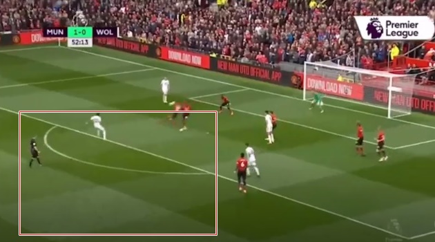 Pogba và Fred bỏ quên Moutinho và cầu thủ này dễ dàng dùng sở trường sút xa để ghi bàn.