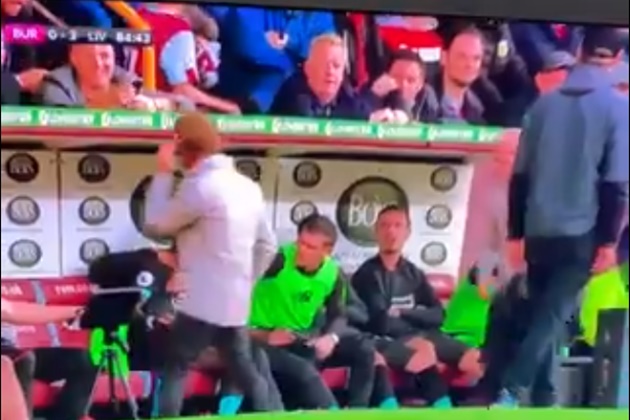 Mane bực tức với cả Klopp vì pha bóng ích kỷ của Salah.