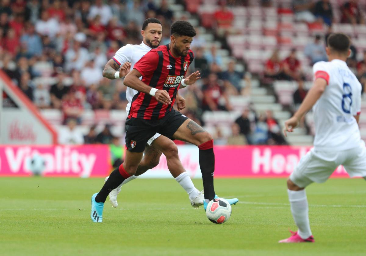 Billing gây ấn tượng trong màu áo Huddersfield và bây giờ là Bournemouth. Cầu thủ này cao 1m97 và là tiền vệ trung tâm cao nhất EPL.