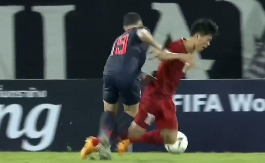 Sau pha bóng này, Công Phượng giơ 2 ngón tay và nói với trọng tài chính rằng "two times" (2 lần) để lưu ý về một tấm thẻ cho Tristan Do.