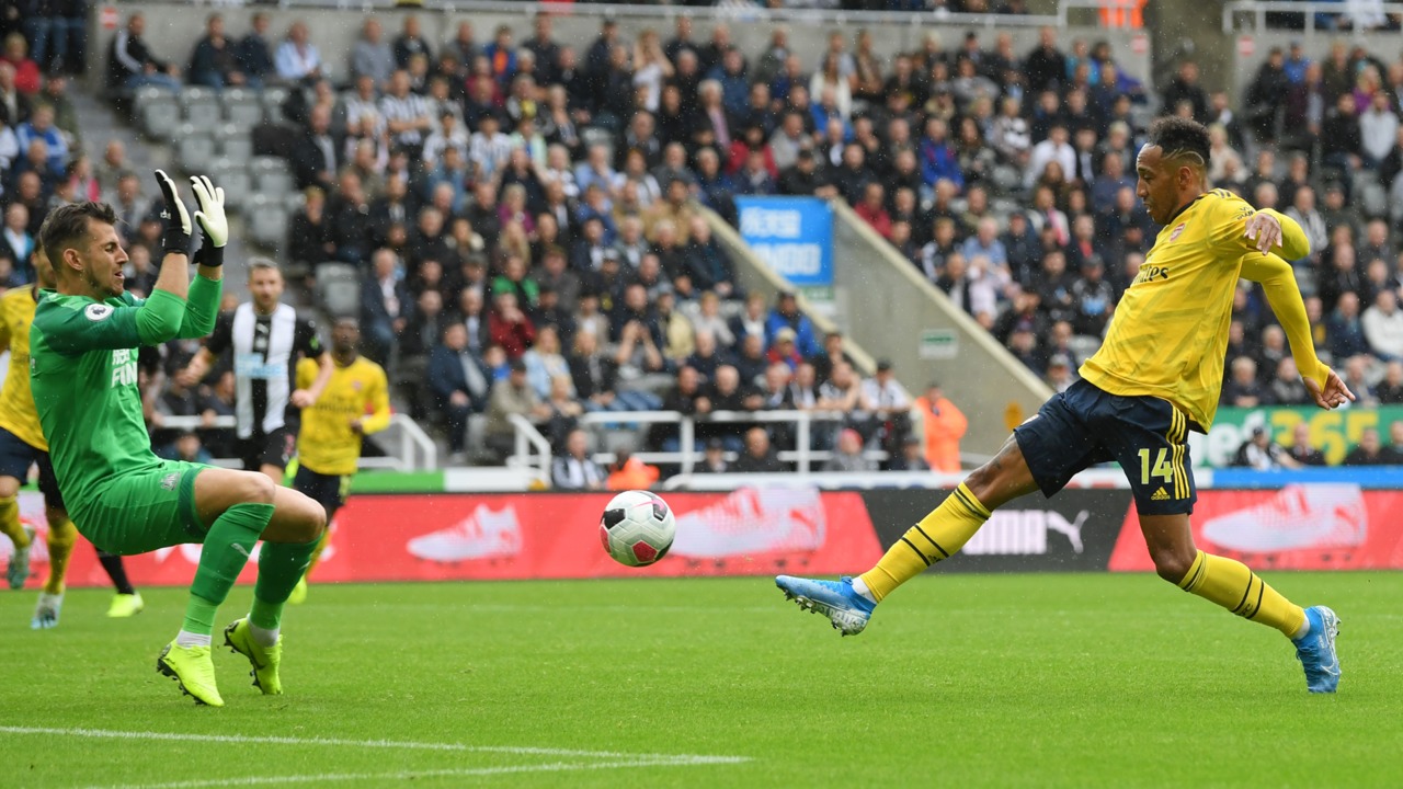 Ở ngày ra quân của Arsenal ở mùa giải mới, họ đánh bại Newcastle (0-1) nhưng Ozil không được đăng ký thi đấu và Joe Willock là người thay thế.