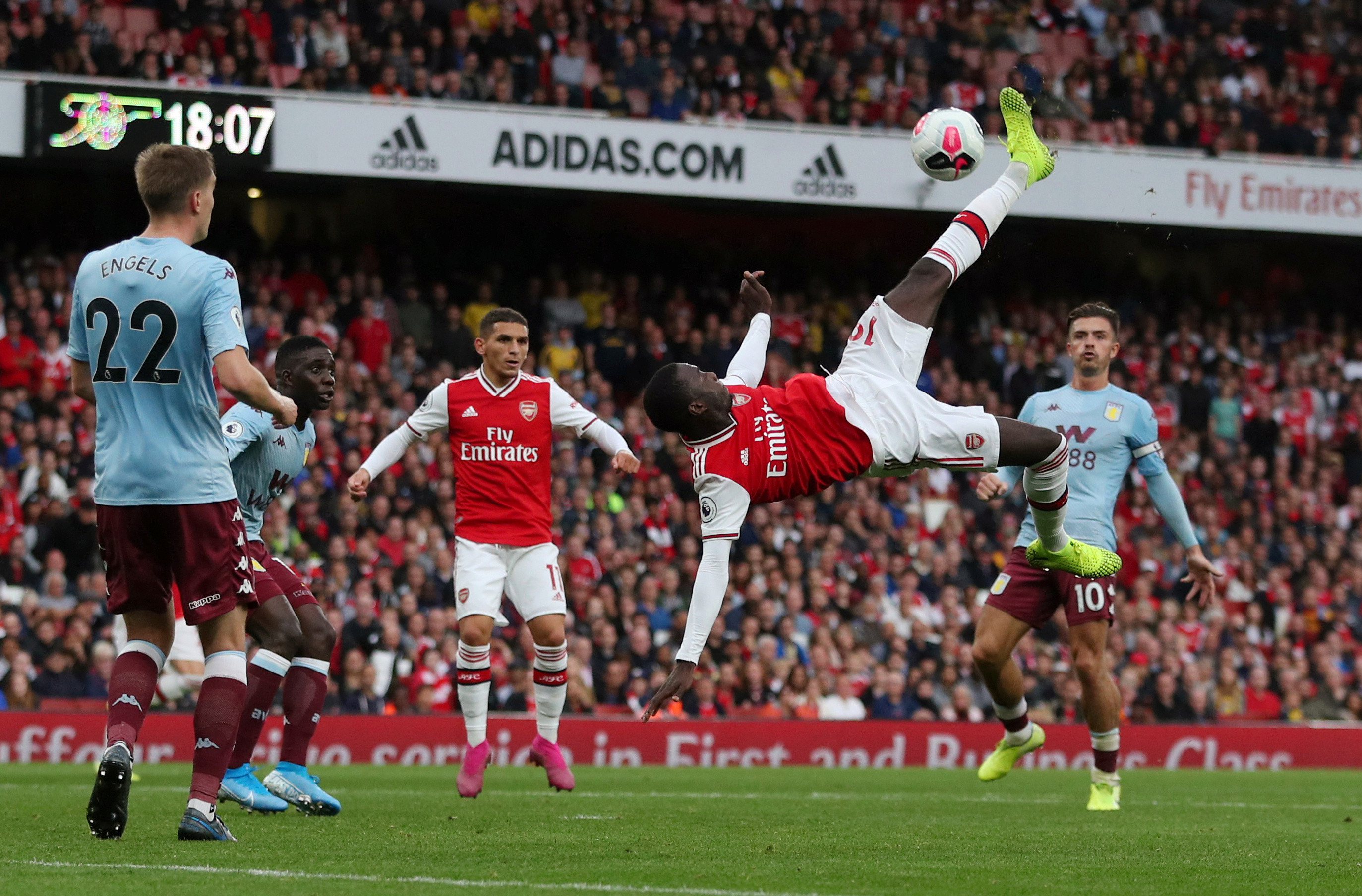 Việc Arsenal mất người ở trận gặp Aston Villa cũng có thể là nguyên nhân khiến Ozil phải ngồi trên ghế dự bị.