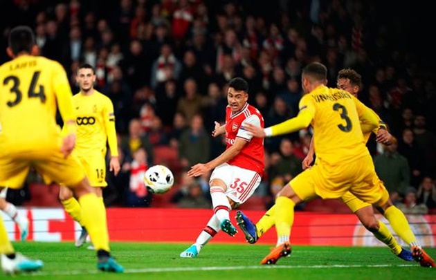 Rạng sáng nay, Ozil vẫn tiếp tục bị loại khỏi danh sách đăng ký thi đấu, khi mà Arsenal chỉ phải gặp một đối thủ yếu ở Châu Âu.