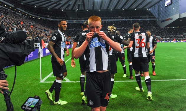 10 hình ảnh ấn tượng sau vòng 8 EPL:
