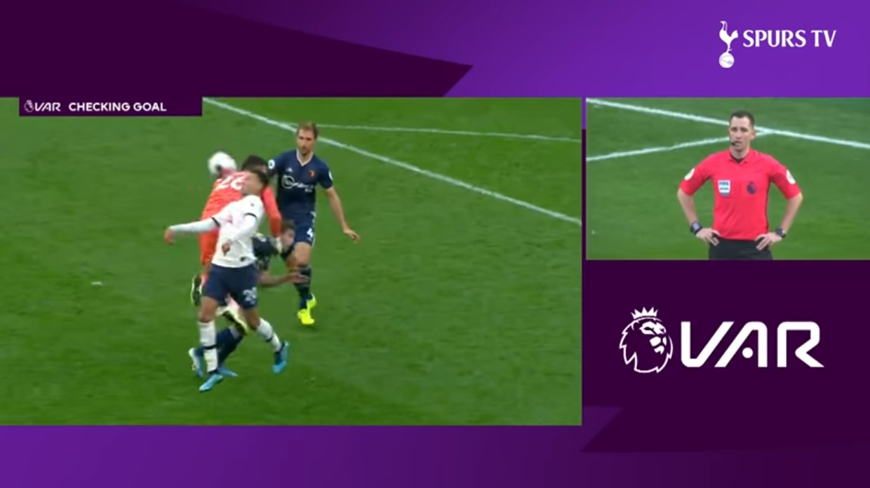 Công nghệ VAR từ chối bàn thắng với từ NO GOAL, nhưng trọng tài chính đã bẻ còi và cho Spurs được hưởng lợi.
