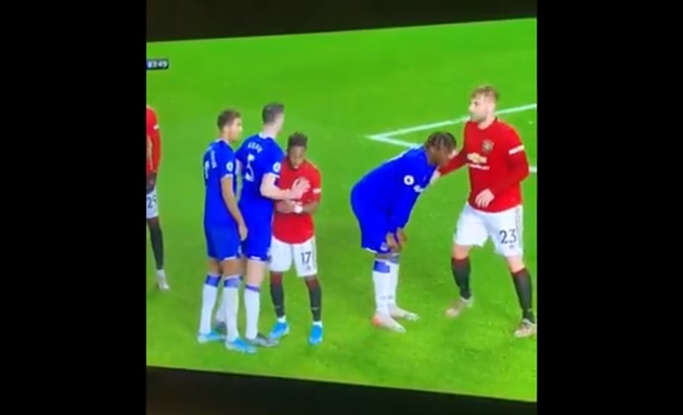 Kean rõ ràng đang thở dốc, trong khi Shaw vẫn nhảy "tưng tưng".