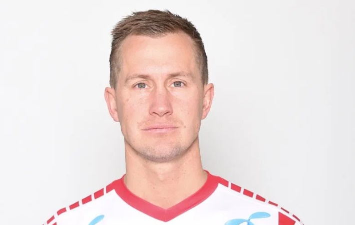 Pedersen từng chơi nhiều năm cho Blackburn, và nổi tiếng với pha ăn vạ được ghi vào "sử sách" Premier League.