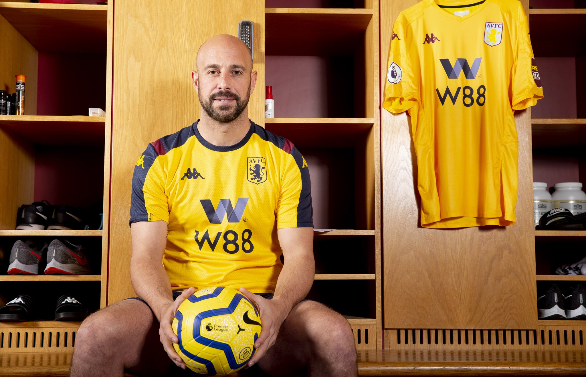 OFFICIAL: Pepe Reina has joined Aston Villa on loan from Milan - Bóng Đá