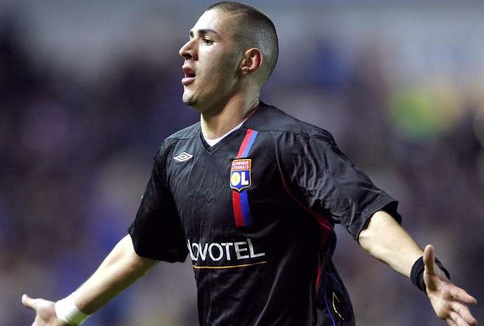 Benzema quá nổi ở Lyon vào thời điểm Man Utd xưng vương, nhưng cầu thủ này quyết định gia nhập Real Madrid.