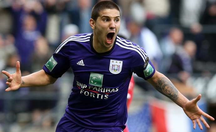 Mitrovic gây bất ngờ khi không rời Fulham sau khi đội xuống hạng vào năm ngoái.