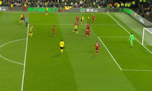 Hậu vệ Adam Masina nem biên đập đất và nảy quả đầu cả Lovren và Deeney...