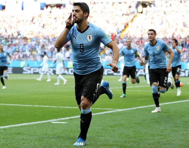 Suarez tỏa sáng đủ cứu vớt Uruguay thảm hại - Bóng Đá