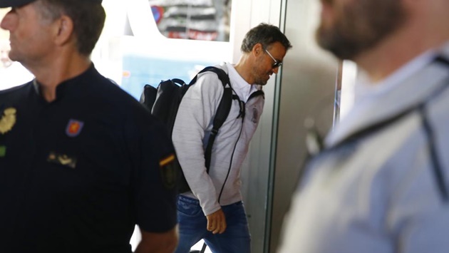 HLV Luis Enrique xuất hiện lặng lẽ, lảng tránh ống kính truyền thông.