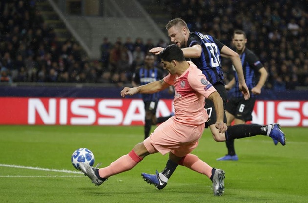 Sao Barca rơi nước mắt trong ngày Milan lạnh giá - Bóng Đá