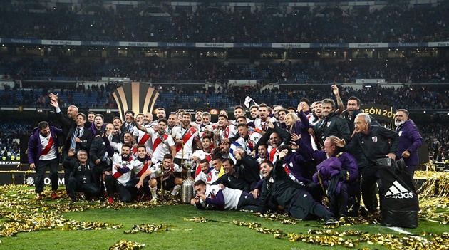 Niềm vui vỡ òa của các cầu thủ River Plate khi trải qua rất nhiều khó khăn để chạm tay vào cúp vô địch.