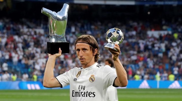 4. Luka Modric: Modric là cái tên được nhắc nhiều nhất thời gian gần đây. Sau chức vô địch Champions League lần thứ 3 cùng Real và vị trí Á quân tại World Cup 2018, ngôi sao số 10 liên tục được vinh danh ở các giải thưởng cá nhân danh giá. Thậm chí, sau 10 năm, tuyển thủ Croatia còn phá vỡ kỷ nguyên Ro-Si để trở thành cầu thủ xuất sắc nhất năm. Một chặng đường quá sức thành công với tiền vệ 32 tuổi.