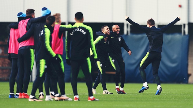 Thay vì tỏ ra nặng nề vì hàng loạt thất bại vừa qua, dàn sao Man City lại đùa giỡn vui vẻ trên sân tập.