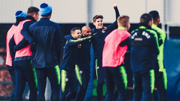 Các cầu thủ vô cùng rạng ngời.