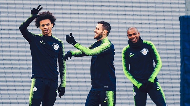 Liên tục cười đùa, thậm chí làm dáng trước ống kính phóng viên.