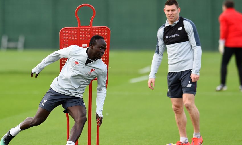 Các cầu thủ vẫn vui vẻ, vô tư trên sân tập.