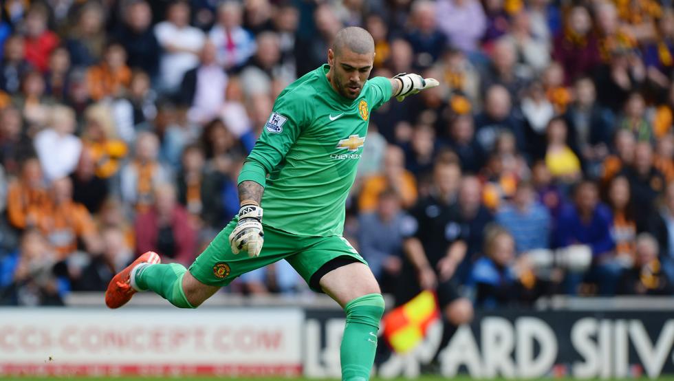 3. Victor Valdes: Victor Valdes là thủ thành số 1 Barca trong những năm hào quang của đại diện Catalan. Anh thi đấu cho đương kim vô địch La Liga từ 2002 đến 2014. Sau đó, ngôi sao Tây Ban Nha đến MU và thi đấu từ 2014-2015.