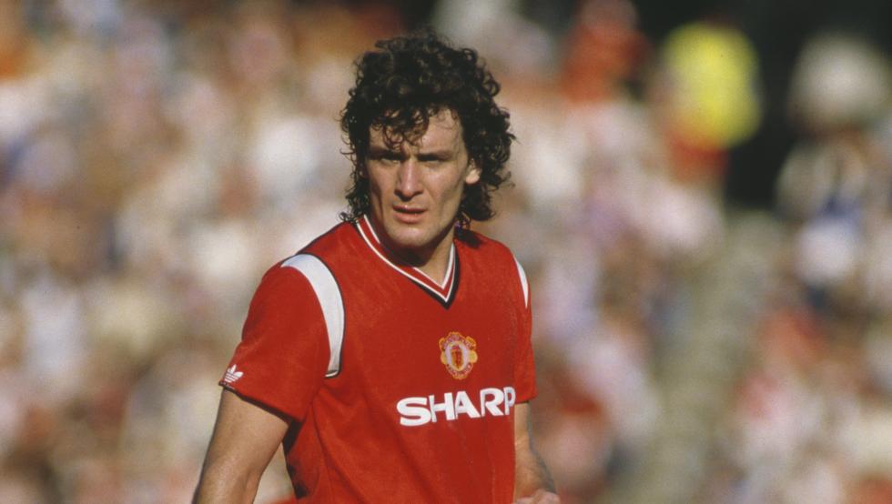 8. Mark Hughes: Mark Hughes từng khoác áo MU từ năm 1983 đến 1986, sau đó chuyển đến Barca từ 1986-1987 và lại một lần nữa chơi cho Man United 1988-1995.