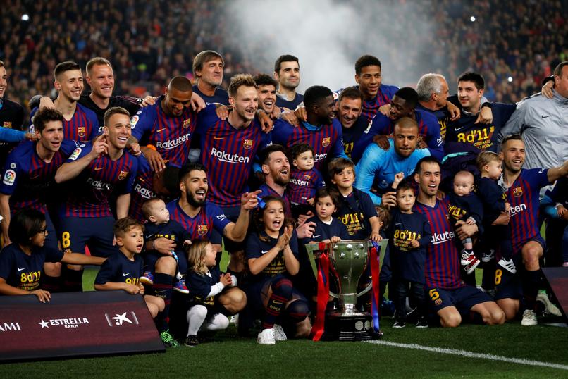 Vượt qua hành trình 9 năm, Barca xúc động đăng quang La Liga tại Camp Nou - Bóng Đá