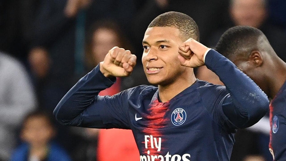 Perez liên lạc với cha Mbappe để thuyết phục ngôi sao người Pháp gia nhập Real.