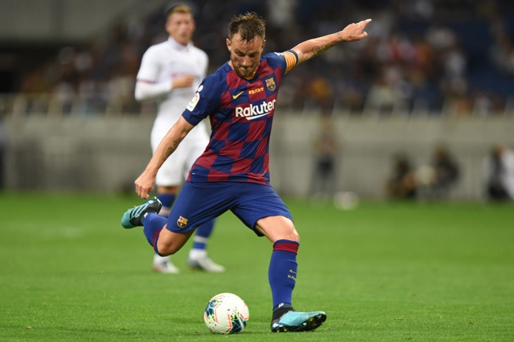 Hiện tại, hàng tiền vệ của đội nhà đang vô cùng chật chội. CLB muốn trao cơ hội cho Arthur cùng De Jong phát triển thay vì tiếp tục tin tường ngôi sao Croatia.