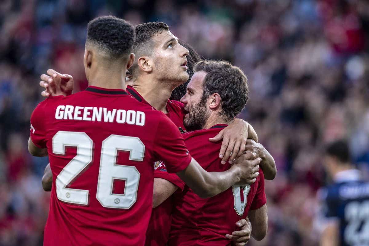 Liệu hàng thủ đắt giá có cứu nổi MU?