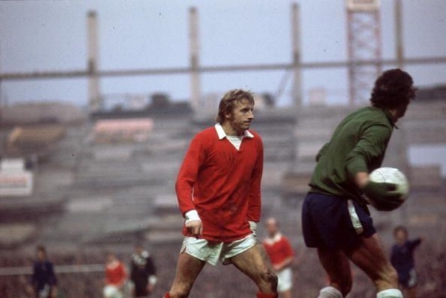 4. Denis Law: Huyền thoại người Scotland sinh ra là để làm tiền đạo. Trong 11 năm khoác áo MU, Denis Law đã thể hiện tốt phẩm chất săn bàn hảo hạng của mình, ghi 237 bàn trong 404 lần ra sân. Không những vậy, danh thủ 78 tuổi còn là 1 trong 3 cái tên khét tiếng của tam tấu Best-Law-Charlton.