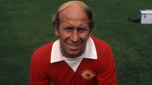 2. Sir Bobby Charlton: Sir Bobby Charlton có thể nói là tượng đài bất tử tại "Nhà hát của những giấc mơ". Trong suốt 17 năm thi đấu đỉnh cao cho MU, danh thủ 81 tuổi đã có 758 lần ra sân và ghi được tới 249 bàn thắng, giành 3 danh hiệu vô địch quốc gia, 1 FA Cup và 1 Cúp C1. Điều quan trọng hơn, ông là người sống sót của thảm họa máy bay Munich. Sau khi trở về từ cõi chết, ông vẫn tiếp tục cống hiến cho cuộc tái xây dựng Quỷ đỏ như ngày hôm nay.