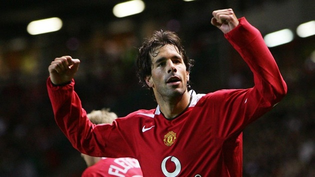 1. Ruud Van Nistelrooy: Van Nistelrooy được xem là một trong những số 10 toàn diện nhất của MU. Danh thủ người Hà Lan thật sự là một tay săn bàn đáng sợ với khả năng chạy chỗ tuyệt vời và cả những pha không chiến mạnh mẽ. Sau 210 trận thi đấu cho đội chủ sân Old Trafford, cựu sao 42 tuổi bỏ túi 150 bàn thắng. Chưa kể, anh còn cùng Quỷ đỏ giành tất cả mọi danh hiệu cao quý của bóng đá Anh.