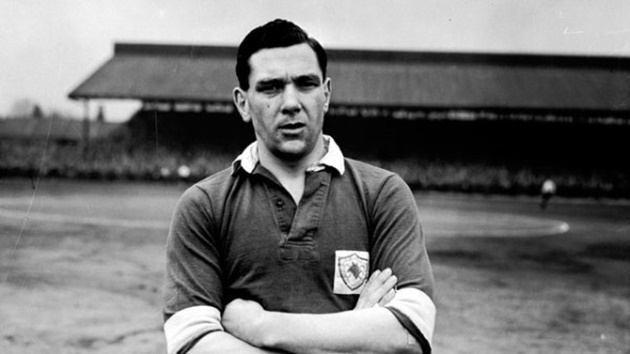 8. Jack Rowley (1937-54): Jack Rowley với biệt danh "The Gunner" là một trong những cầu thủ nổi tiếng từng khoác áo đại diện thành Manchester. Cựu danh thủ người Anh đã ghi 211 bàn thắng sau 434 lần ra sân cho Quỷ đỏ. Không những vậy, ông còn trở thành cầu thủ đầu tiên ghi 200 bàn thắng sau 17 năm cống hiến ở Old Trafford.