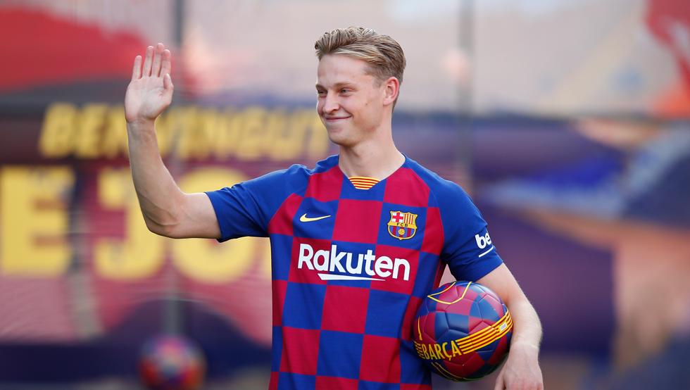 Vị trí tiền vệ còn thuộc về tân binh đắt giá của Barcelona, De Jong khi ngôi sao Hà Lan đến Camp Nou với mức phí chuyển nhượng 75 triệu euro.