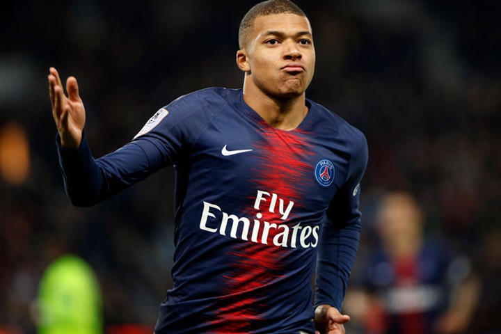 Vị trí trung phong hiển nhiên thuộc về Kylian Mbappe. Ở tuổi 20, Mbappe đang là ngôi sao trẻ có mức phí chuyển nhượng cao nhất làng túc cầu khi anh đầu quân cho PSG với số tiền 135 triệu euro.