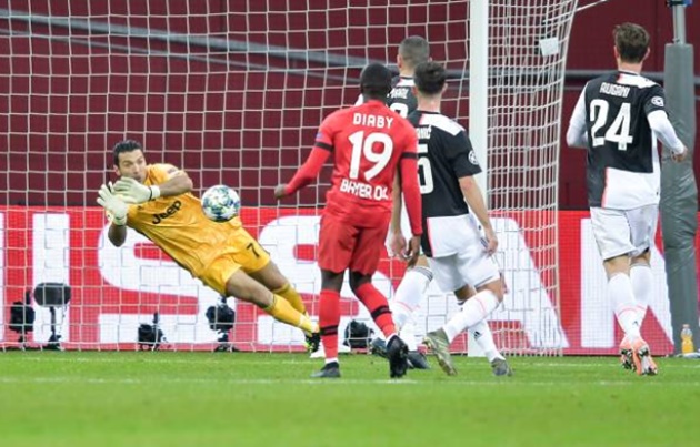 Ngay sau đó, Karim Bellarabi đe dọa khung thành Juventus, nhưng Buffon đã kịp đổ người cản phá.